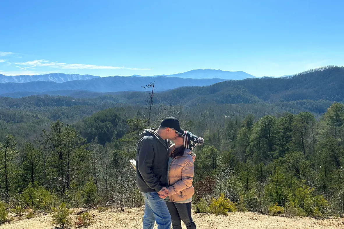 Couple kissing | Smoky Mountain romantic getaway Itinerary